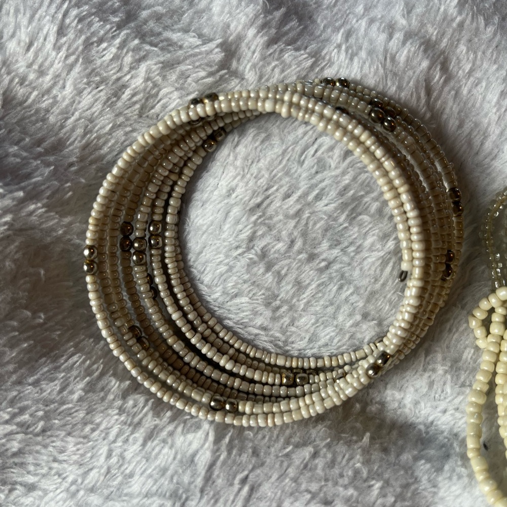 Elegant Gold and Cream Beaded Bracelet Set - Picture 3 of 14